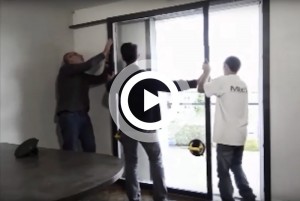 Pose de la baie vitrée coulissant mural en vidéo